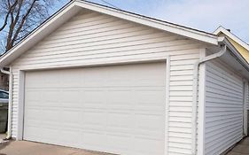 Cute Yellow 2-Br Bungalow W/Free Garage, Free Wifi