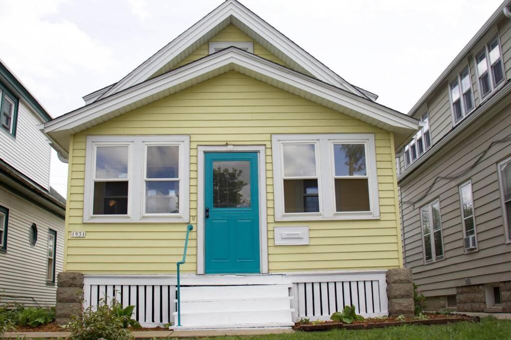 Cute Yellow 2-Br Bungalow W/Free Garage, Free Wifi Villa Milwaukee Exterior photo